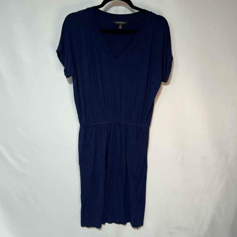 Banana Republic woman’s navy blue t-shirt dress. Elastic waist. Size small.